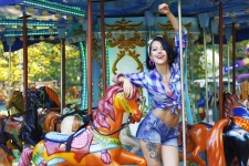Jonge vrouw op een carrousel