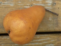 Una pera en una cubierta