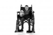 Garçon dans un fauteuil roulant
