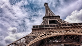 Zblízka výhledem na Eiffelovu věž