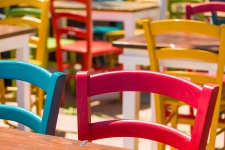 Cadeiras de madeira coloridas