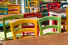 Cadeiras de madeira coloridas