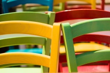 Chaises en bois colorés