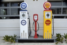 Benzinové pumpy na pozadí