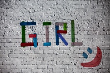 Mädchen geschrieben mit Buchstaben aus H