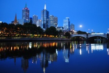 Melbourne Skyline an der Dämmerung