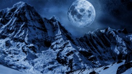 Lua em montanhas