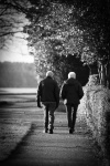 Casal de idade na caminhada