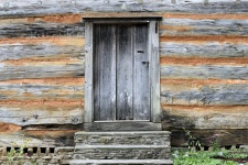 Pared de madera vieja y la puerta de fon