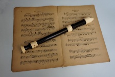 Folha de música e flauta