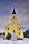 Lantlig kyrka i snön