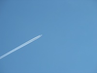 Vliegtuig in de blauwe hemel