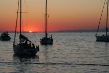Barche a vela al tramonto