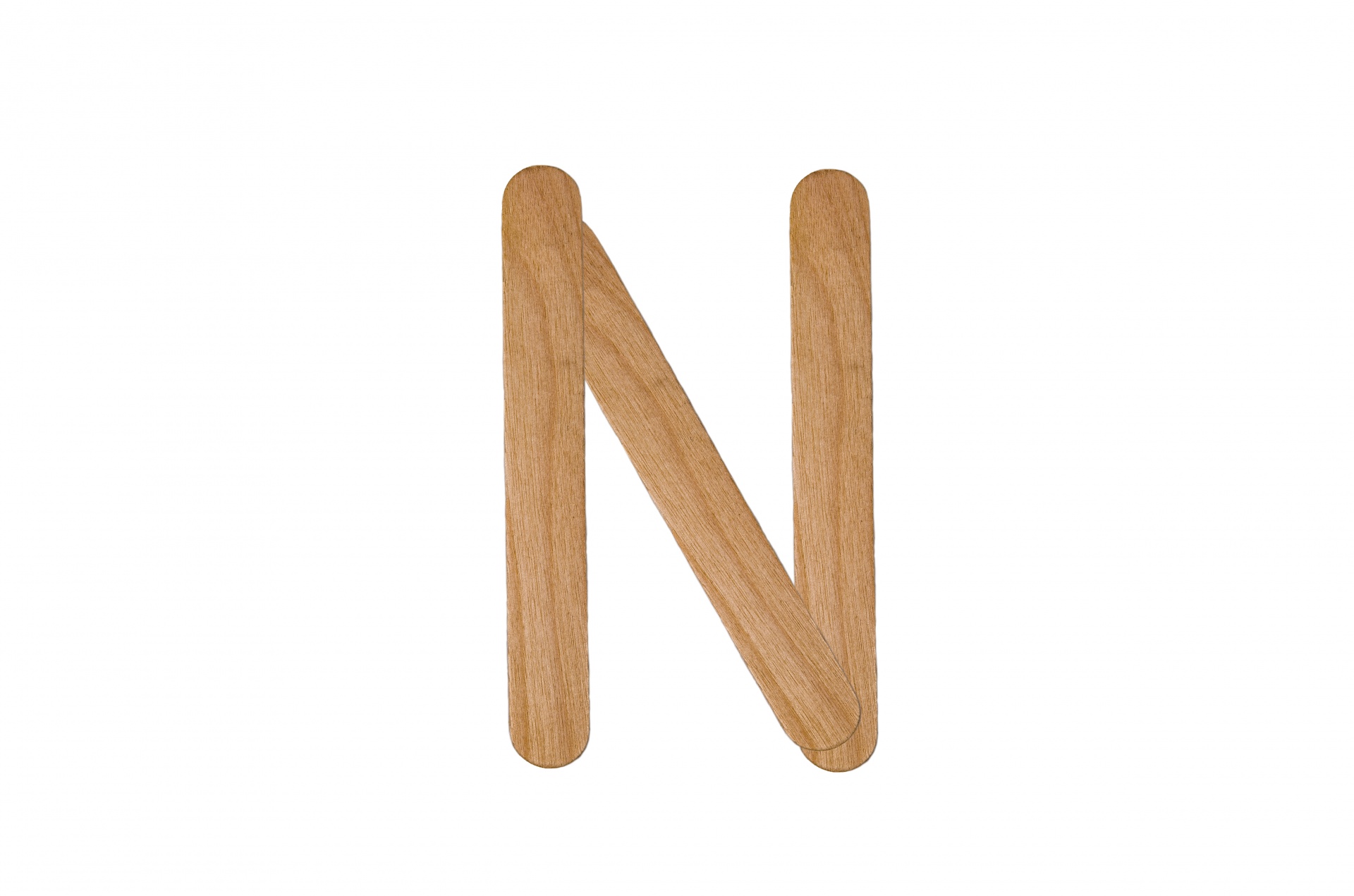 Letra N a partir de madeira de gelados