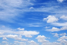 Céu azul cheio de nuvens soltas
