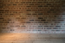 Bakstenen muur en houten vloer