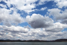 Nori care formează peste baraj