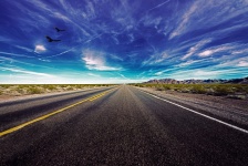 Desert Road Under Skies Nuageux