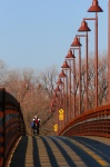Gångbro med cyklist