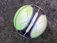 Balón de fútbol verde