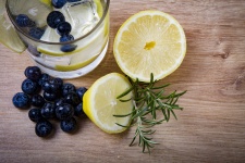 Limonada com limão e blueberries