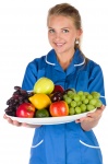 Pielęgniarka i miskę owoców