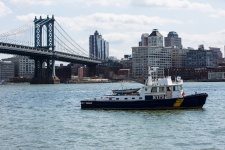 Barca NYPD sulla East River di New York