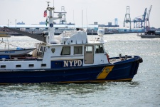 NYPD boot op de Rivier van het Oosten NY