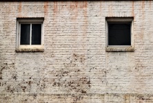 Oude bakstenen muur met windows