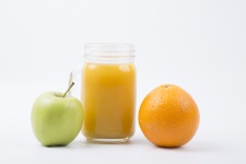 Pomerančový džus a jablečný džus