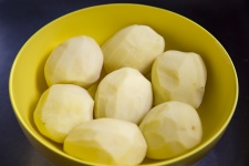 Batatas descascadas