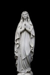 Staty av kvinna med Krucifix