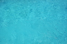 Bazin de înot cu apă