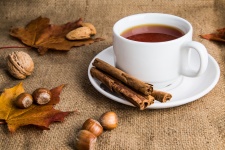 Herbata i jesienią dekoracje