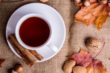 Tè e decorazioni d'autunno