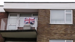 Union Jack auf Wohnungs-Balkon