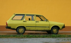 Dacia amarelo