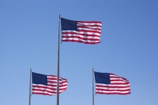 3 bandeiras EUA soprando no vento