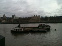 在泰晤士河上的旧驳船