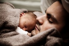 婴儿和爸爸睡