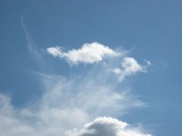 Ciel bleu avec des nuages ​​blancs