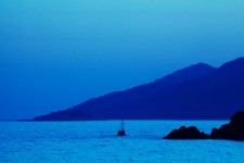 Blå solnedgång och båt