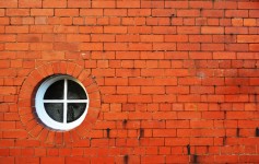 Bakstenen muur en raam