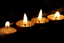 Brennenden Kerzen in der Dunkelheit