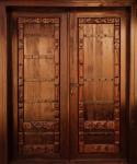 Rzeźbione drewniane drzwi