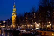 Biserica din Amsterdam pe timp de noapte