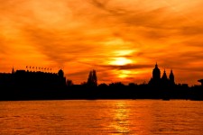 Stad silhouet bij zonsondergang