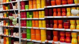 Coloridos vasos de cerâmica