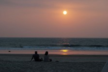 Paar op het strand bij zonsondergang