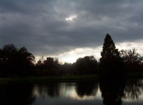 Tmavé mraky nad rybníkem
